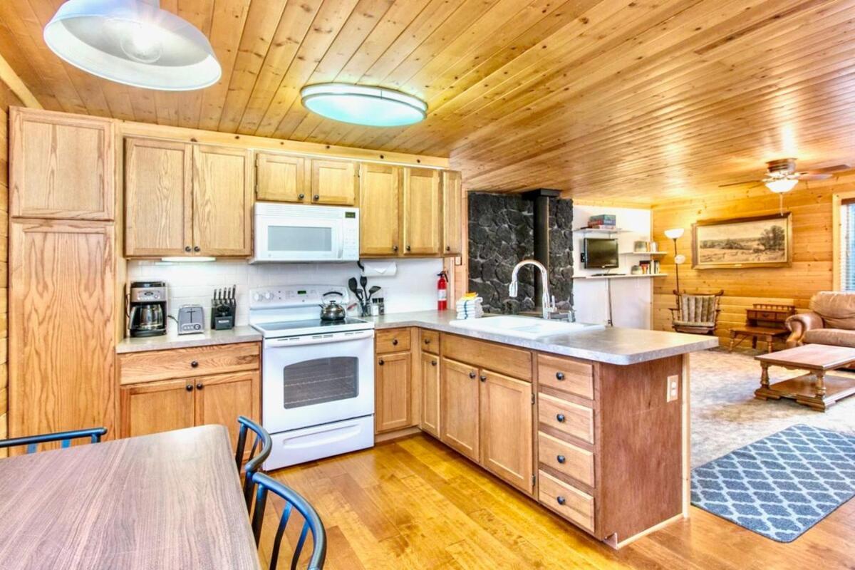 Lovely Log Cabin With Fire Pit! Duck Creek Village Eksteriør bilde